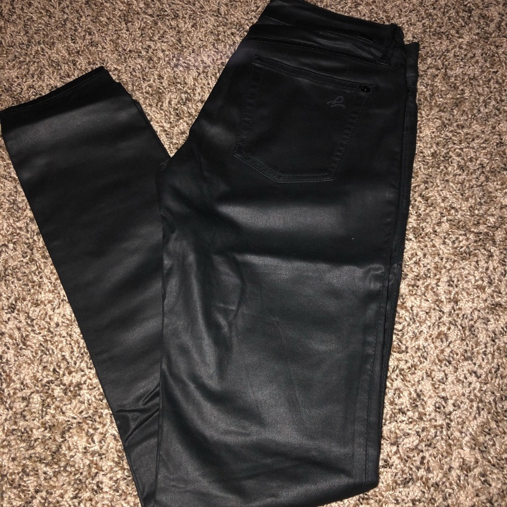 DL1961 mid rise skinny jean. Shiny black